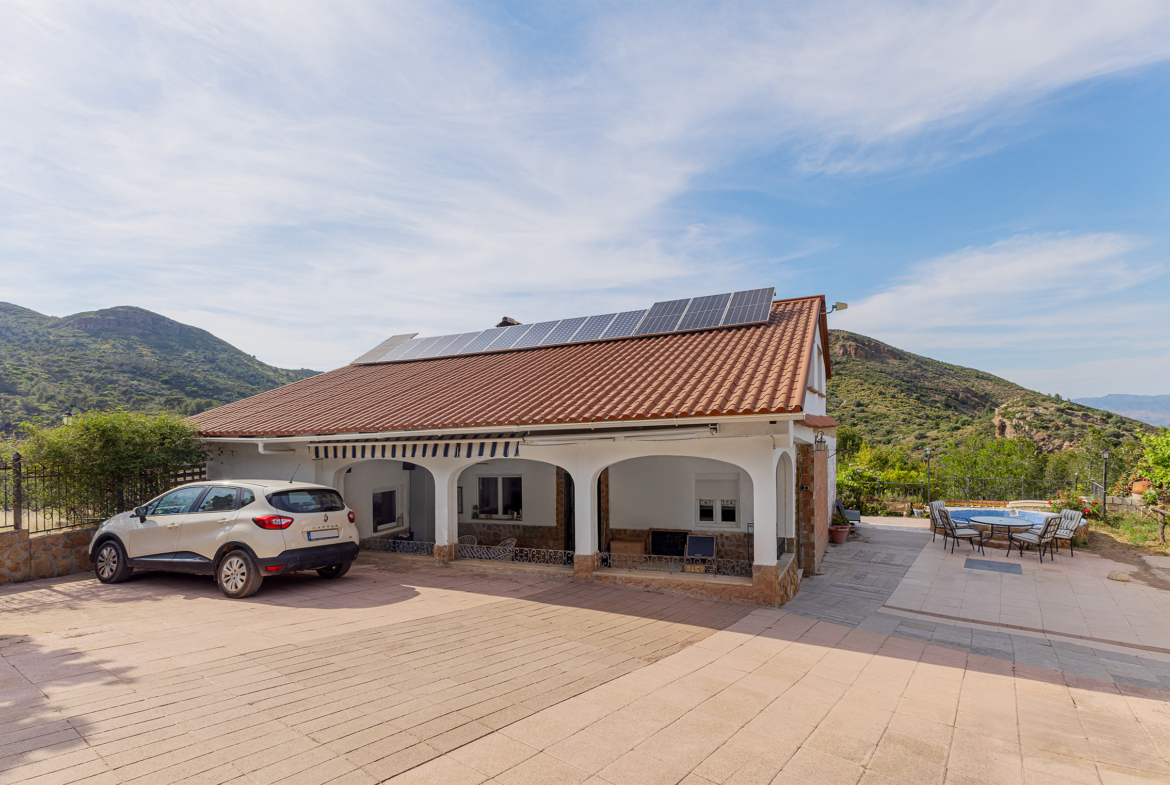 Villa for sale in Serra