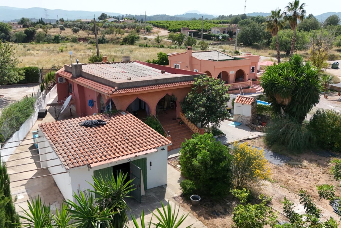 Villa for sale in Montroy