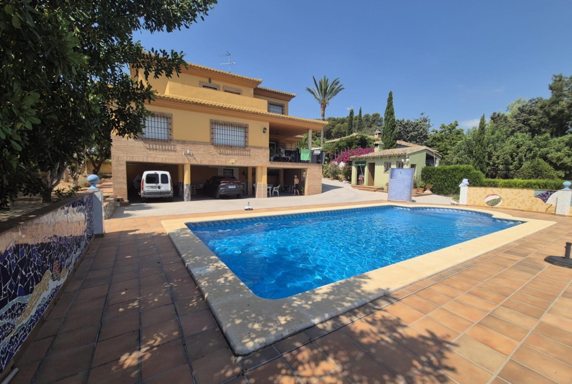 Villa for sale in La Pobla de Vallbona