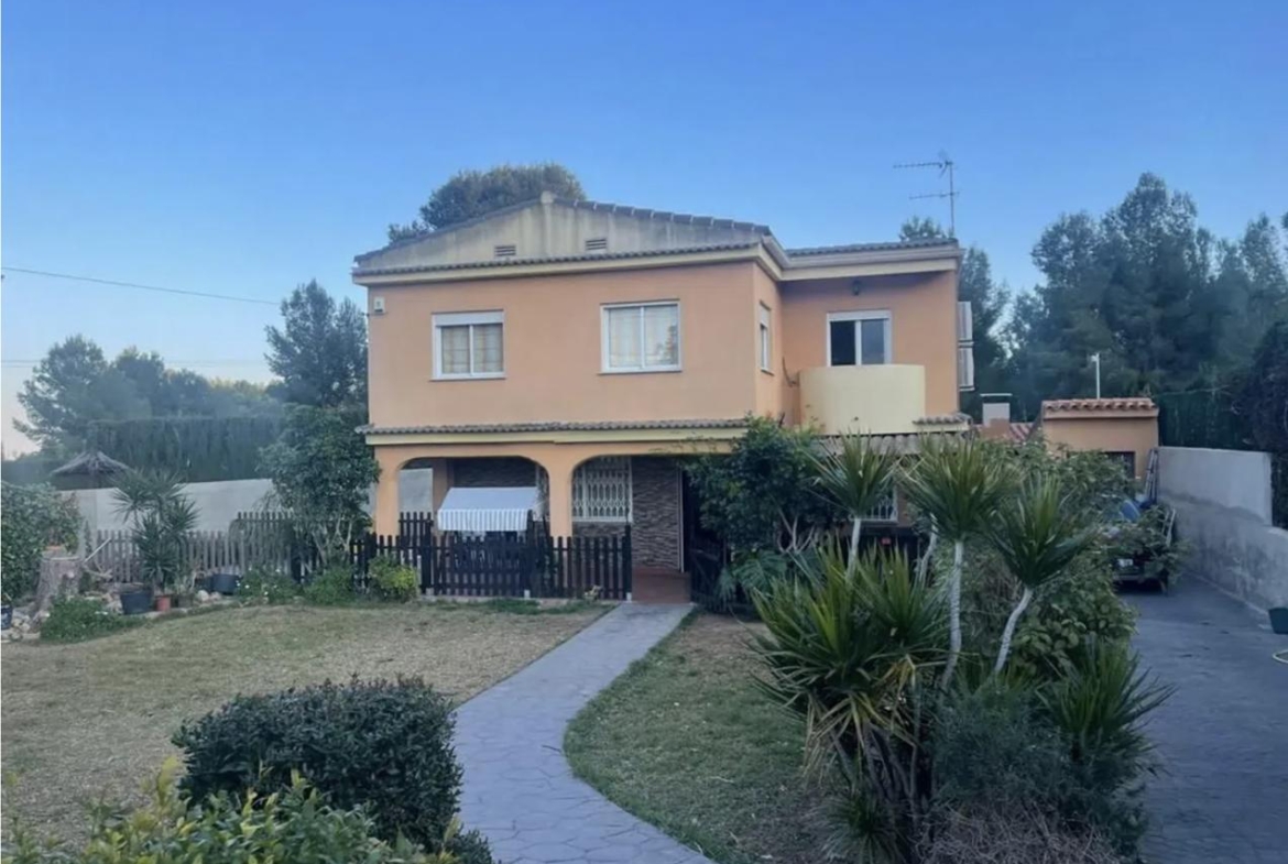 Villa for sale in Chiva