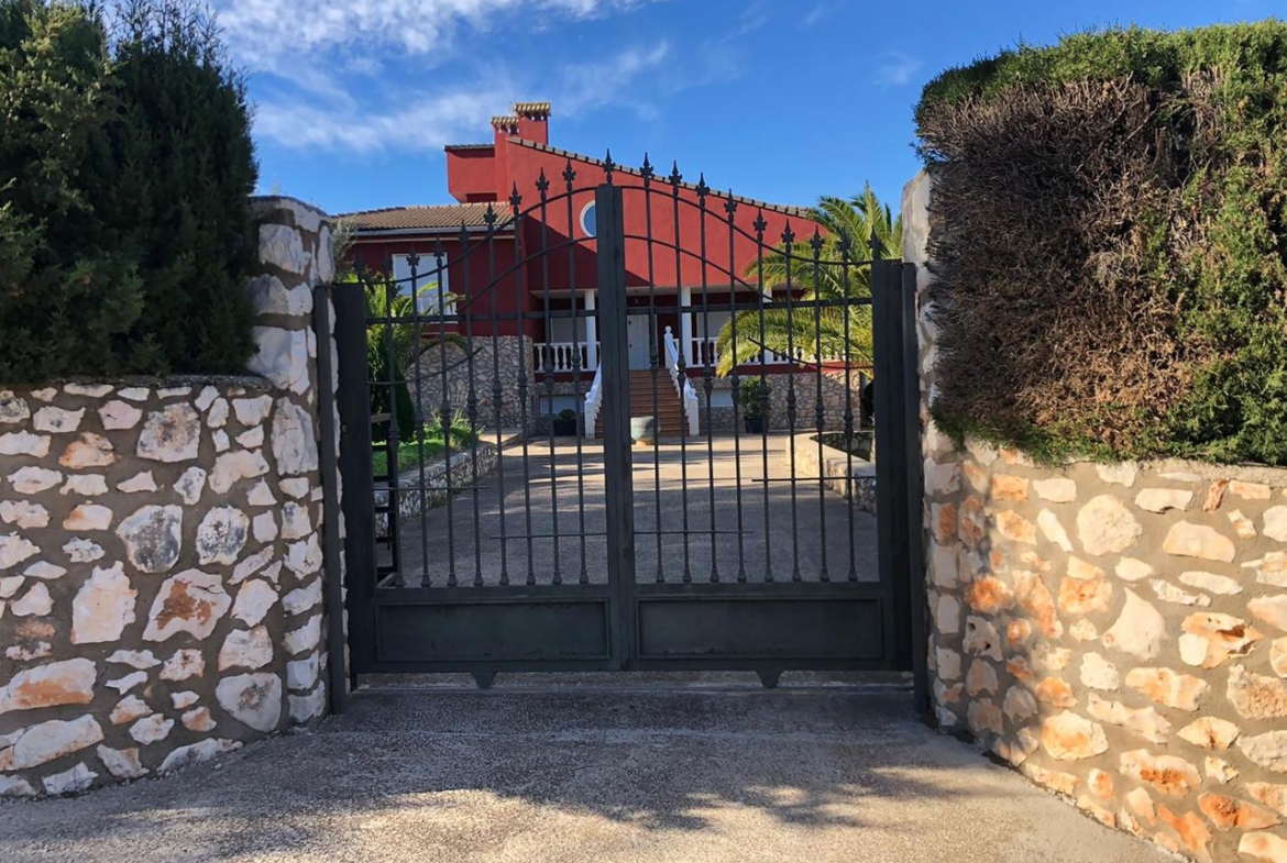 Villa for sale in Alberic