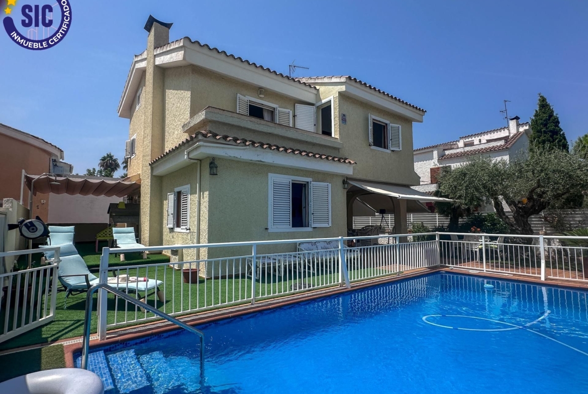 Spacious villa with private pool walking distance beach in Benicassim