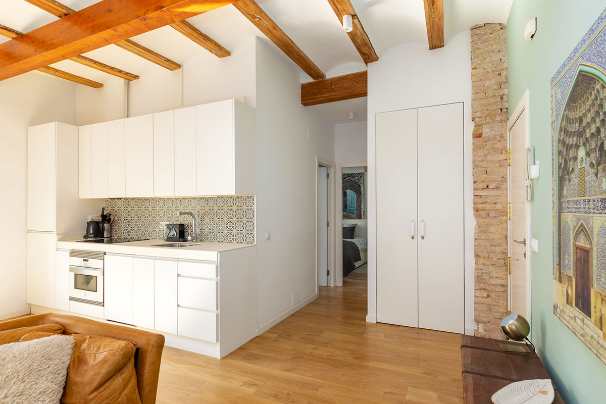 Apartment in Ruzafa Valencia city - kitchen and entrance