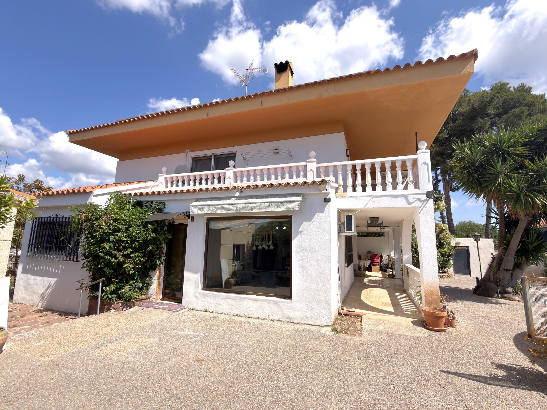 Spacious detached villa with 5 bedrooms in Naquera