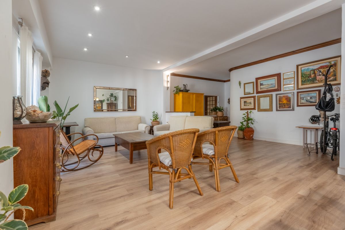 Apartment with panoramic views for sale in Valencia city – El Mercat