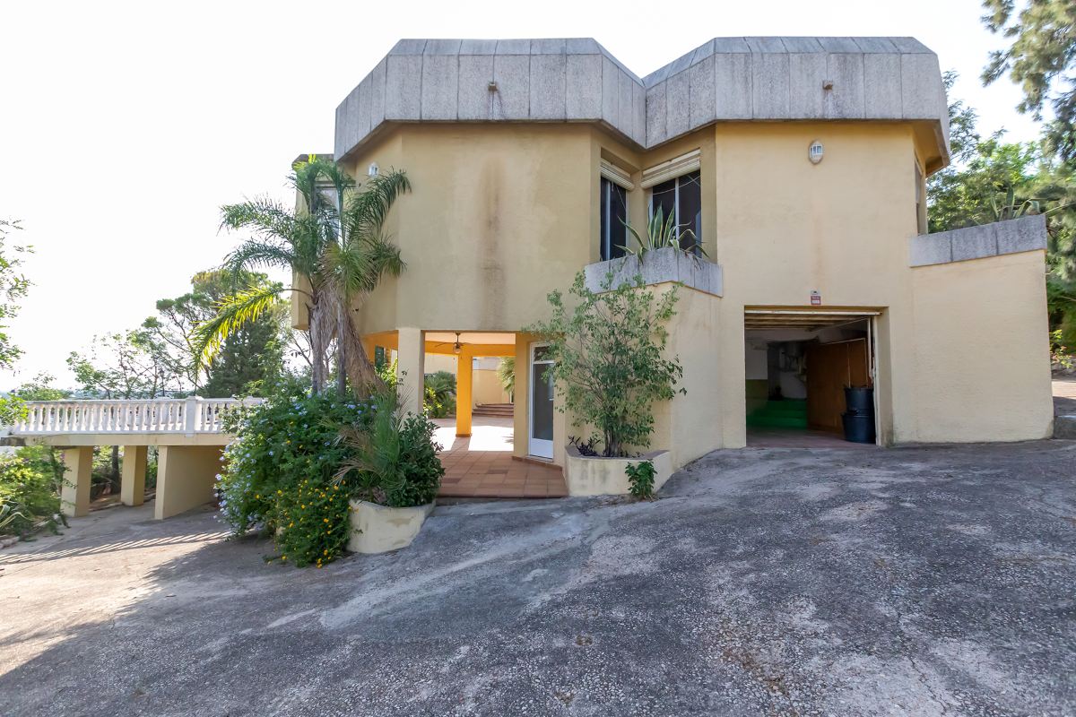 Villa with a view for sale in Alzira