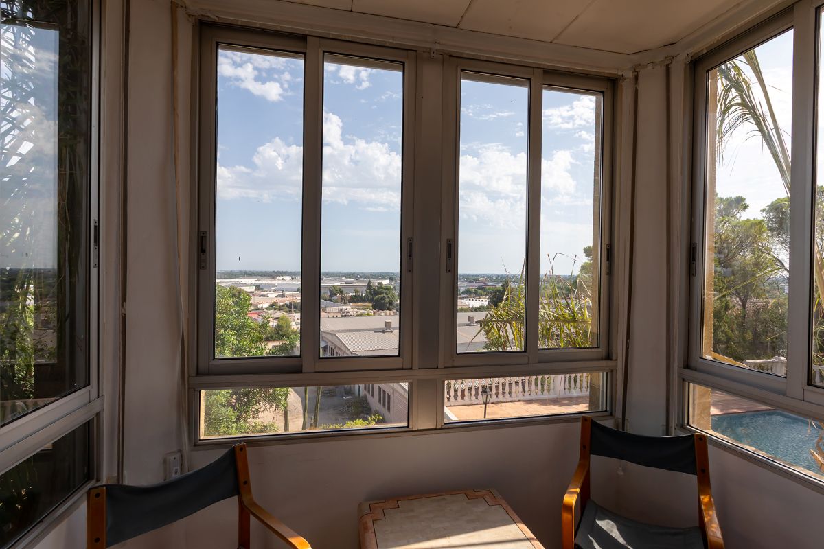 Villa with a view for sale in Alzira