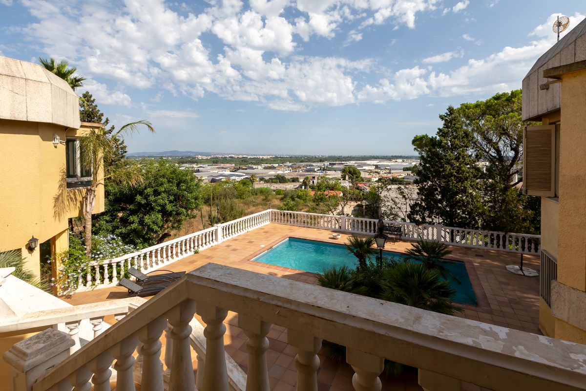 Villa with a view for sale in Alzira