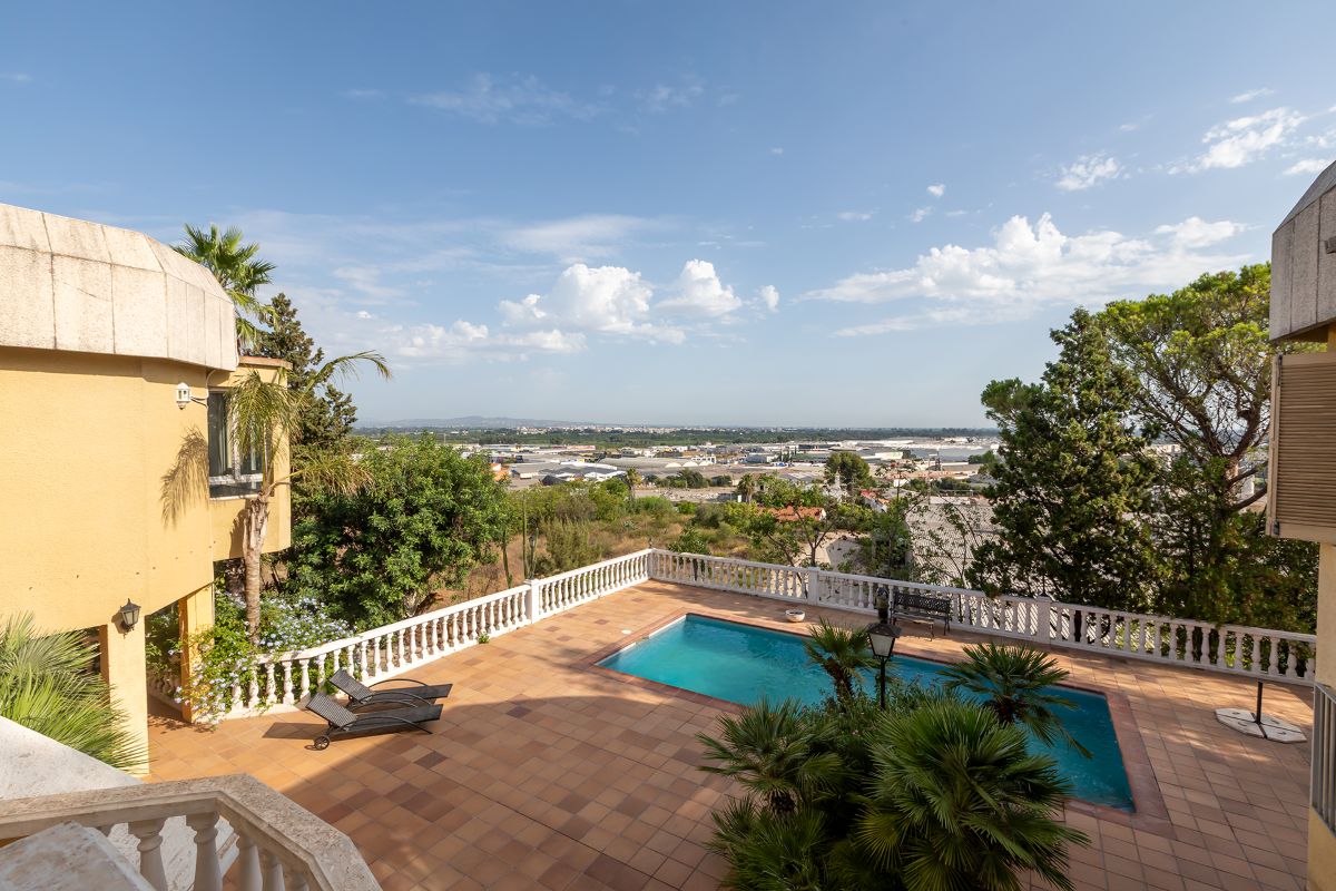Villa with a view for sale in Alzira