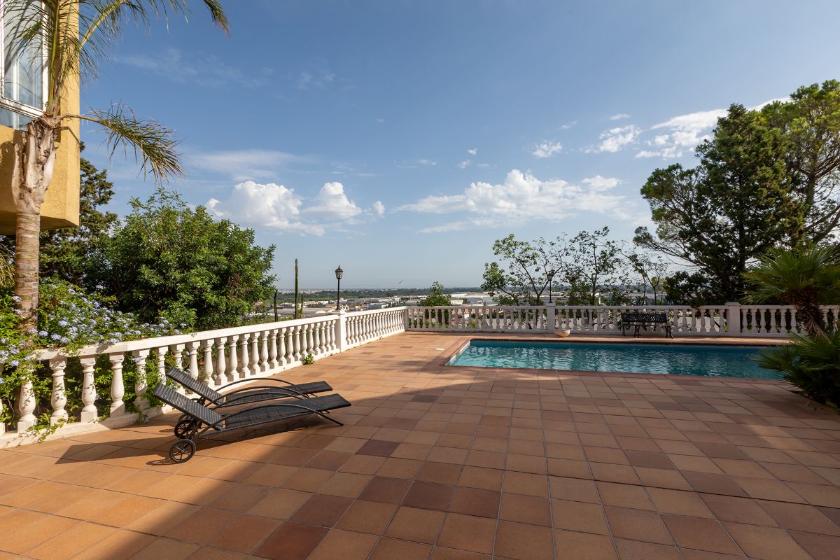 Villa with a view for sale in Alzira
