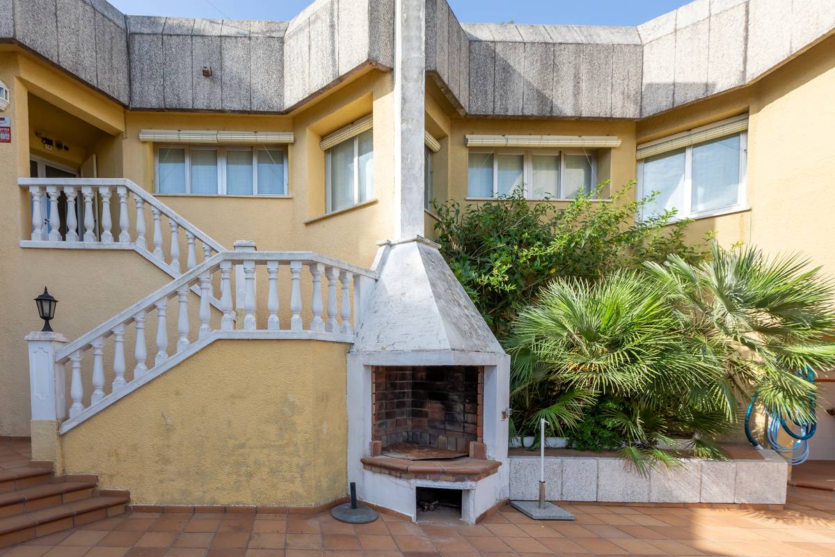 Villa with a view for sale in Alzira