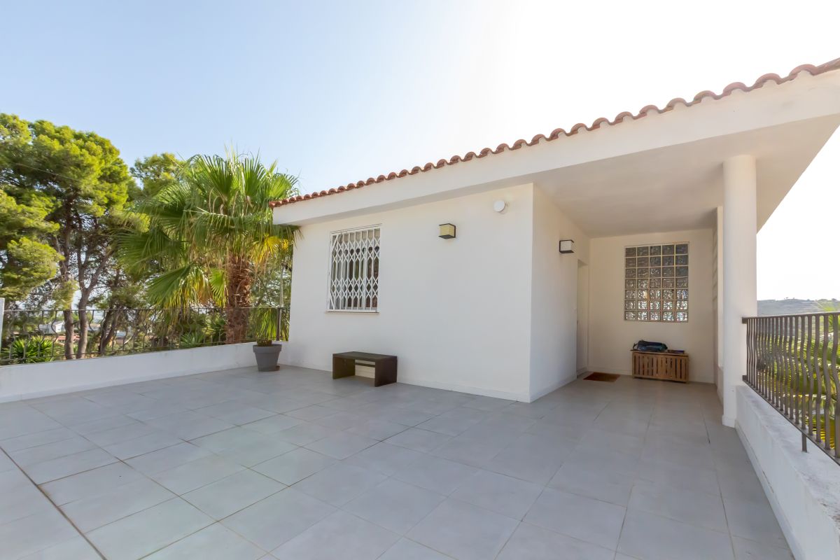 Spacious villa with pool for sale in Chiva