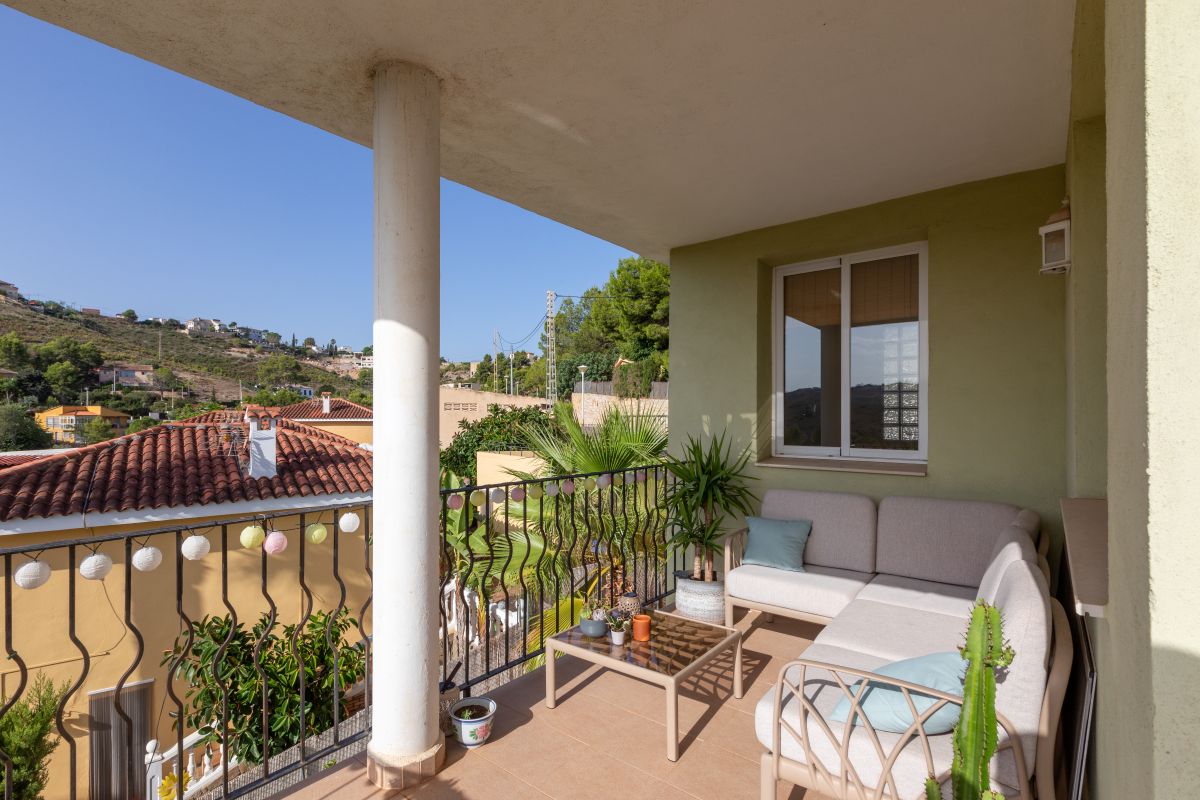 Spacious villa with pool for sale in Chiva