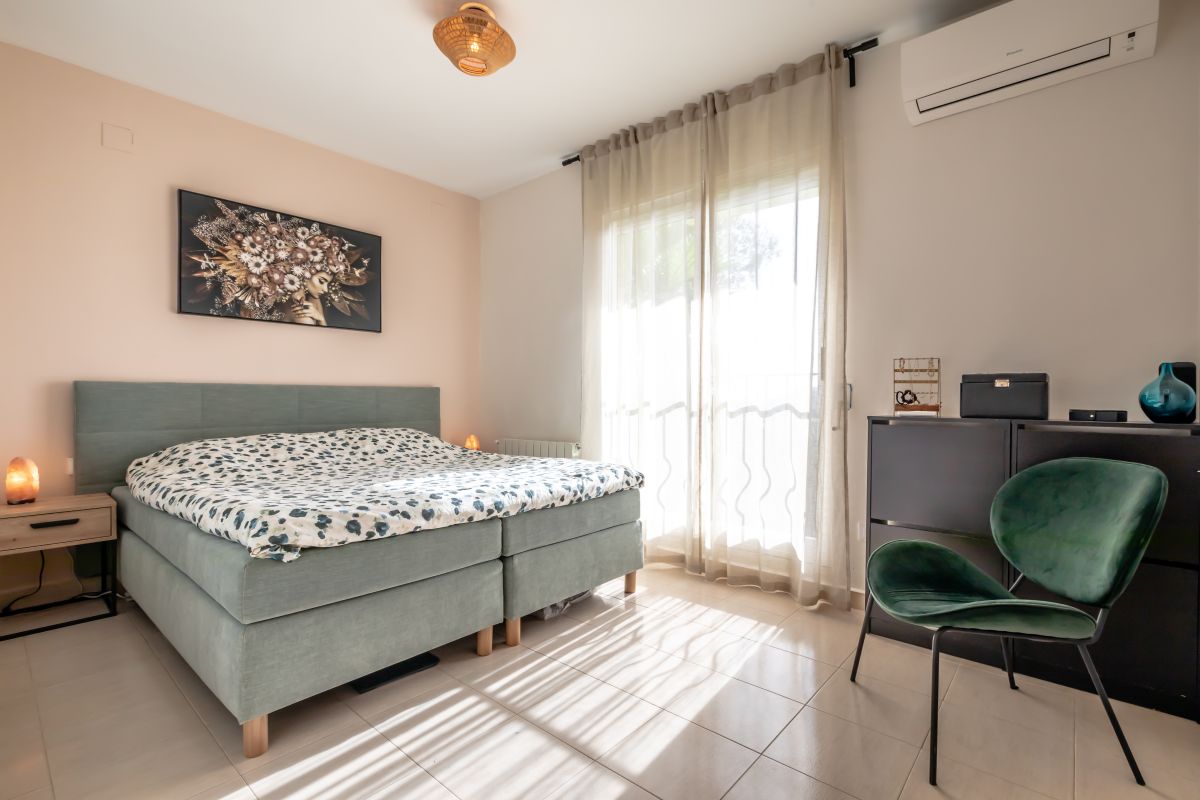 Spacious villa with pool for sale in Chiva