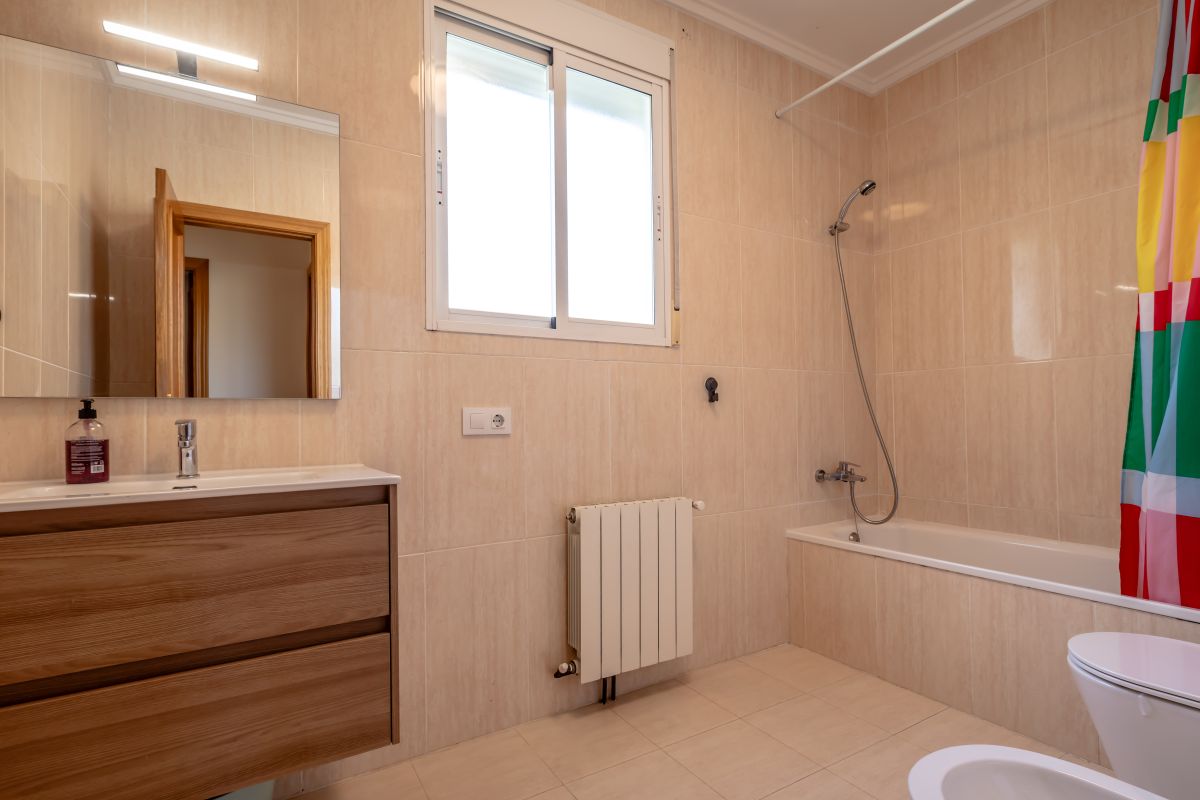 Spacious villa with pool for sale in Chiva