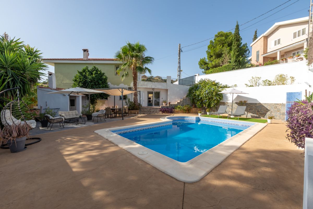 Spacious villa with pool for sale in Chiva
