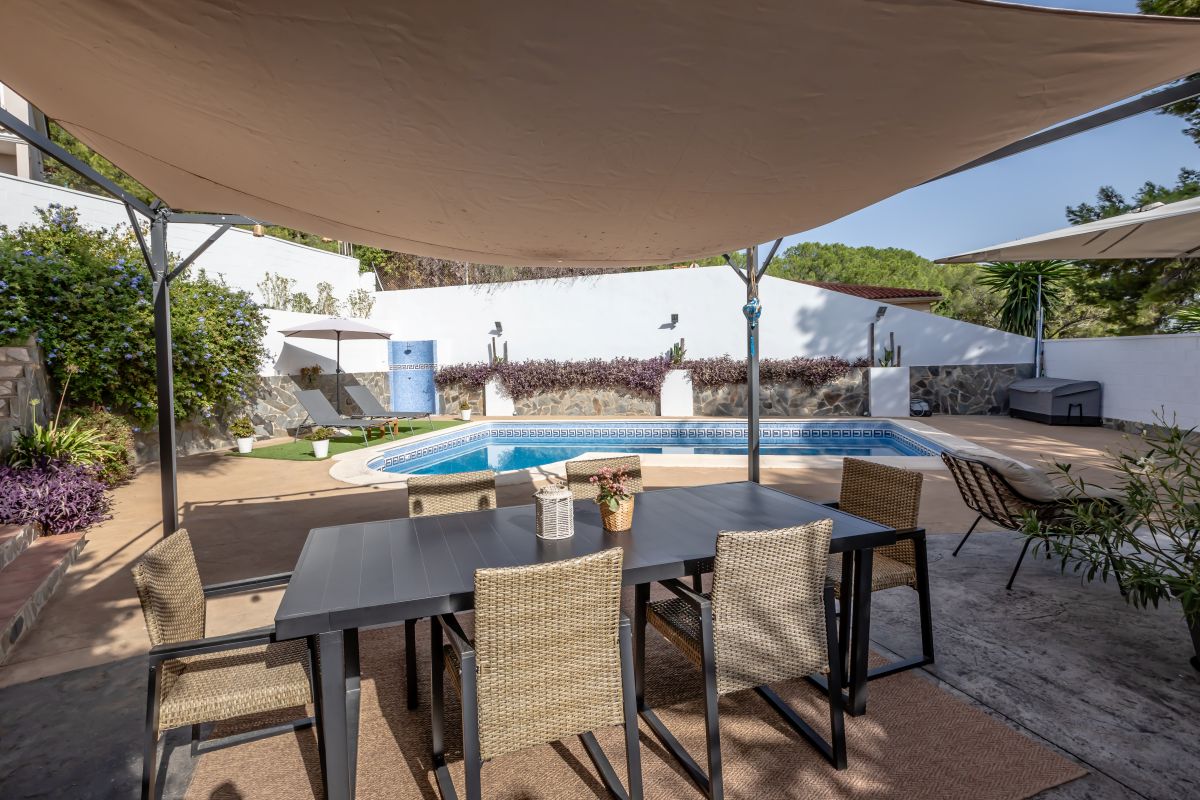 Spacious villa with pool for sale in Chiva