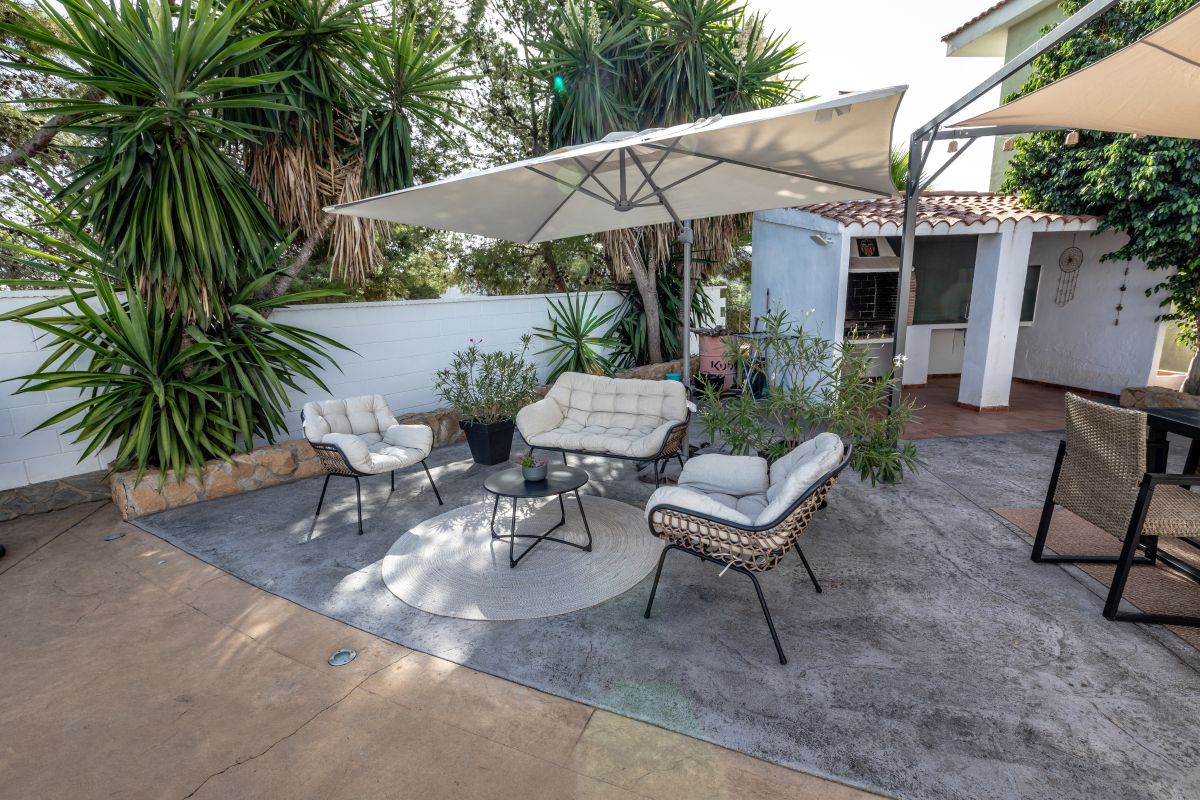 Spacious villa with pool for sale in Chiva