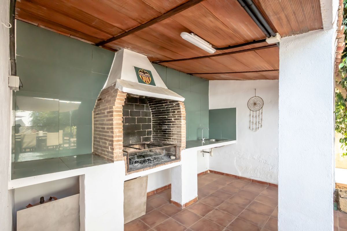 Spacious villa with pool for sale in Chiva
