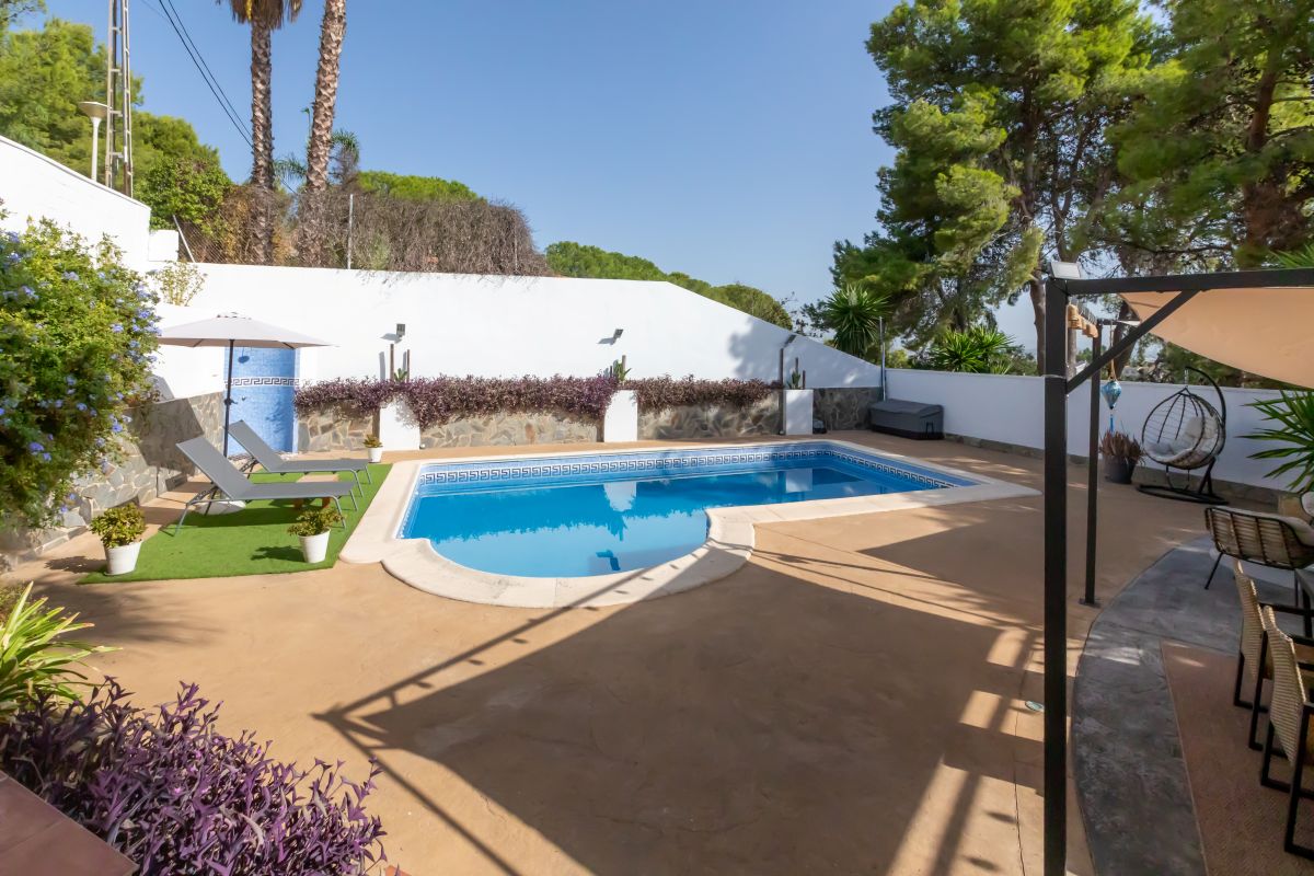 Spacious villa with pool for sale in Chiva