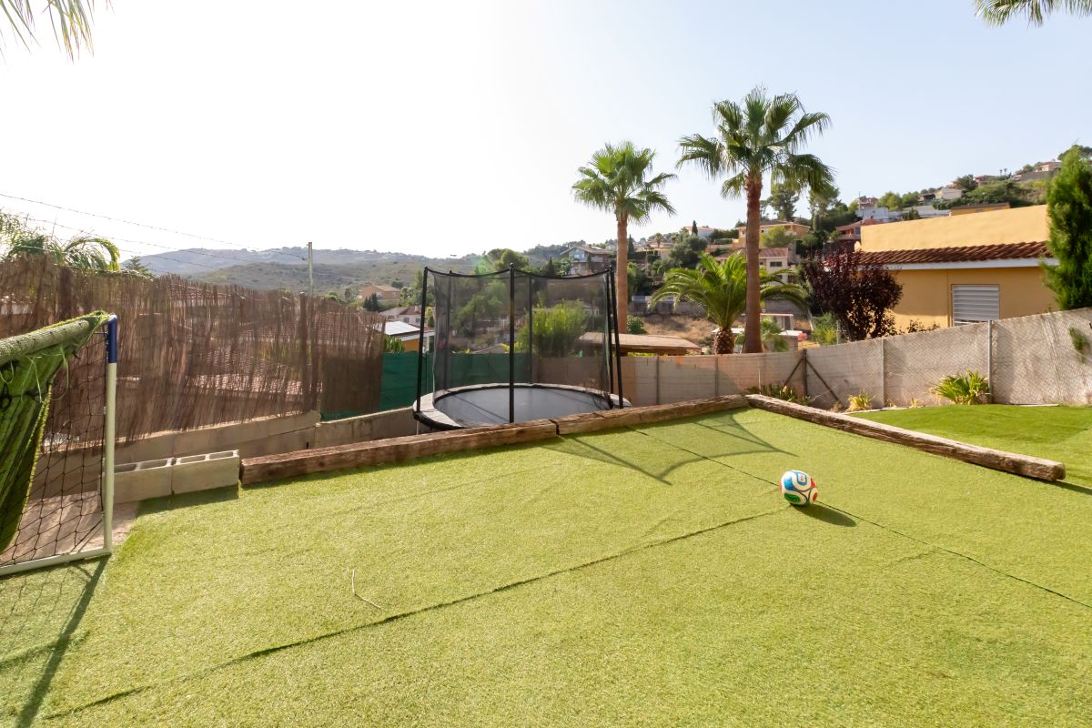 Spacious villa with pool for sale in Chiva