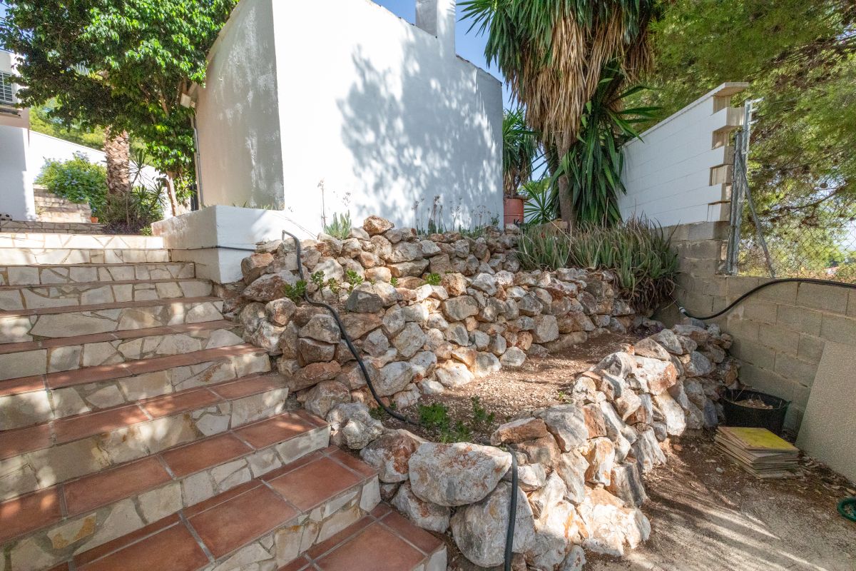 Spacious villa with pool for sale in Chiva