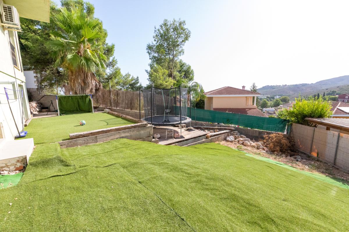 Spacious villa with pool for sale in Chiva
