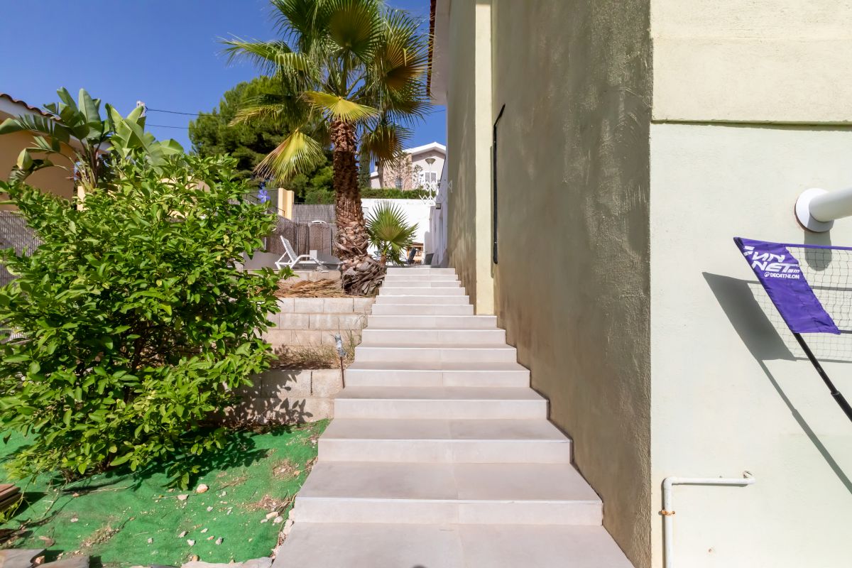 Spacious villa with pool for sale in Chiva