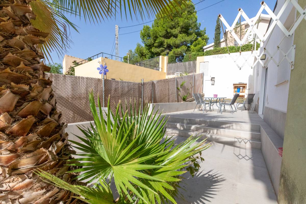 Spacious villa with pool for sale in Chiva