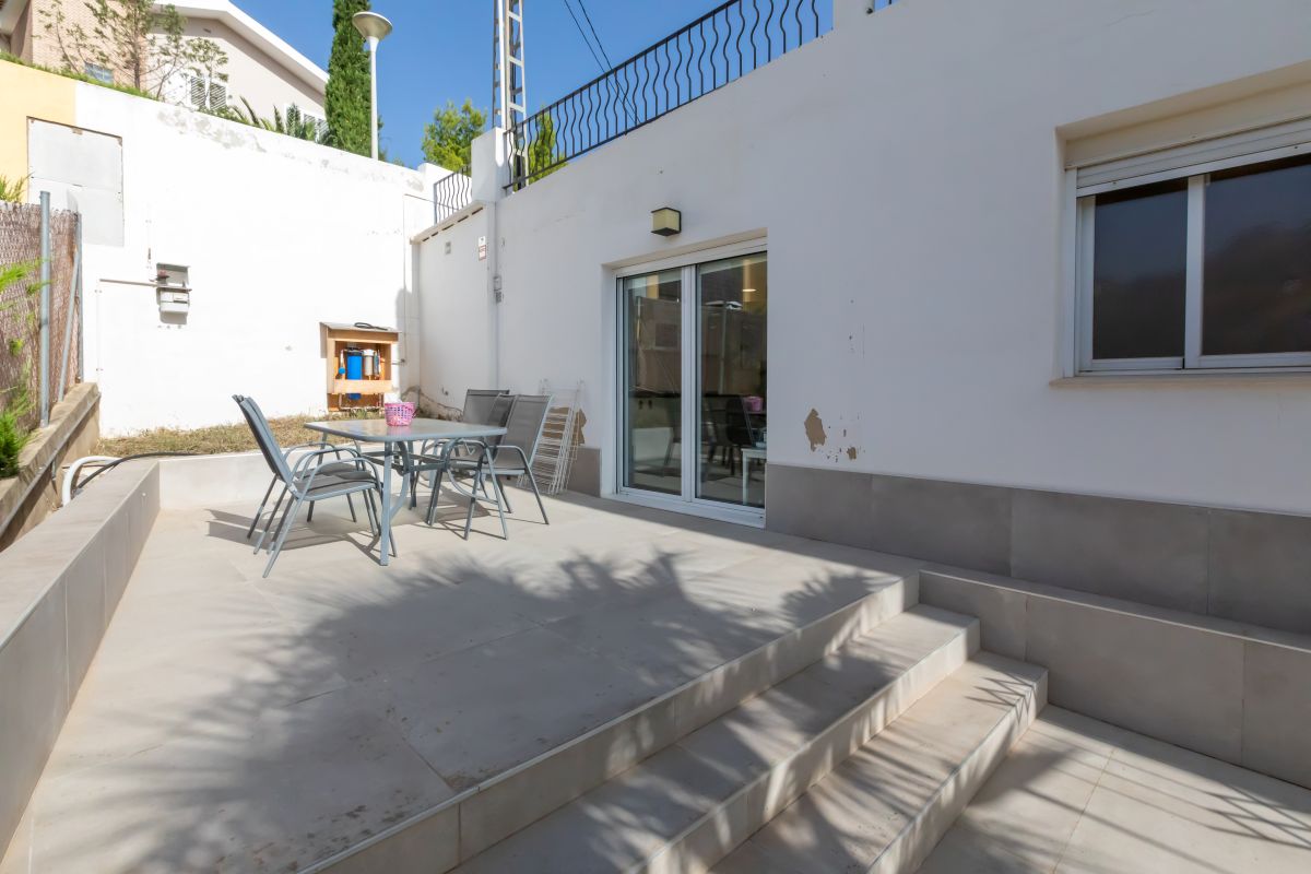 Spacious villa with pool for sale in Chiva