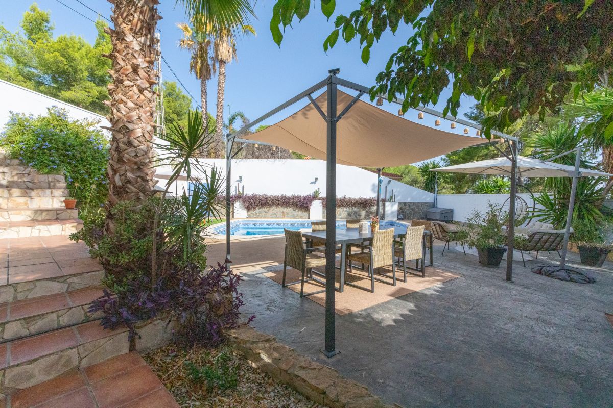 Spacious villa with pool for sale in Chiva