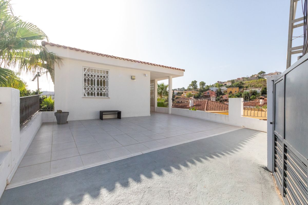 Spacious villa with pool for sale in Chiva