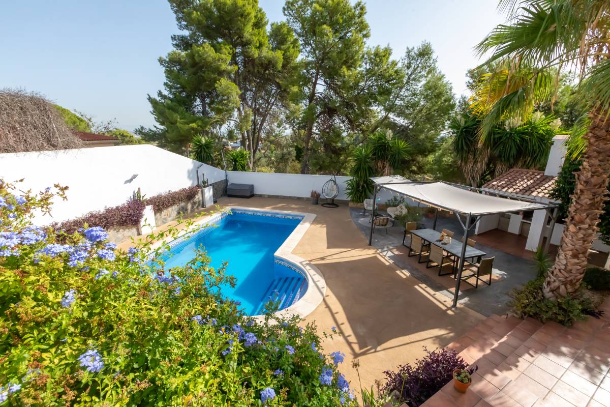 Spacious villa with pool for sale in Chiva