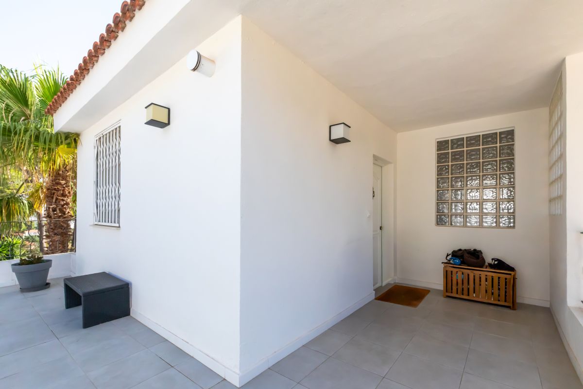 Spacious villa with pool for sale in Chiva