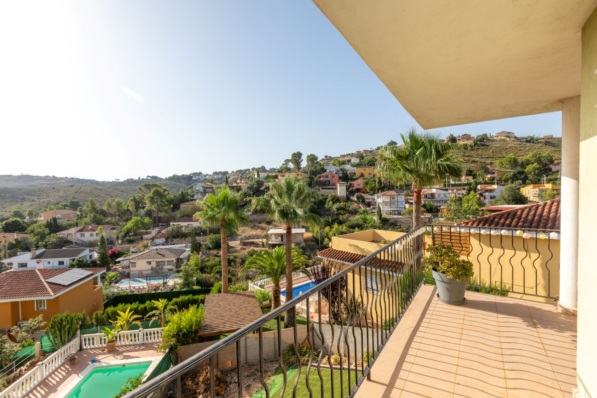 Spacious villa with pool for sale in Chiva