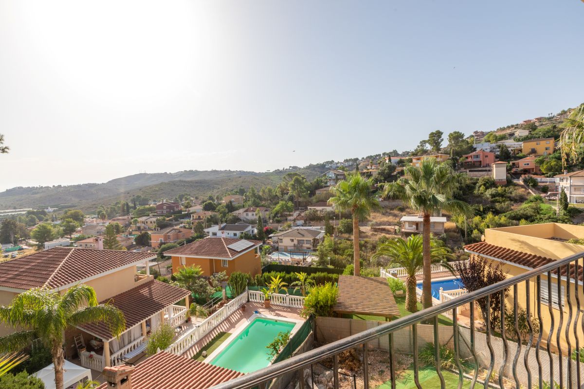 Spacious villa with pool for sale in Chiva