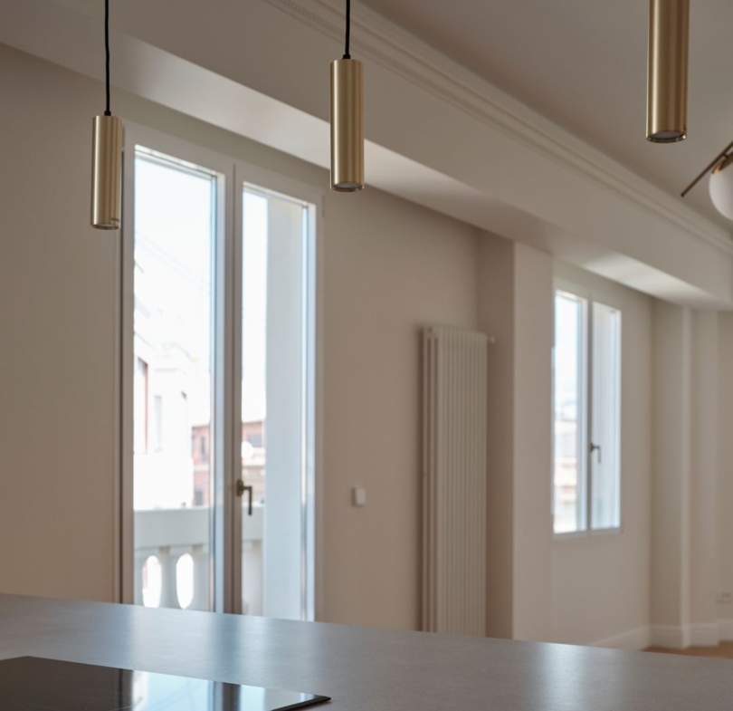 810