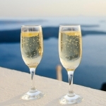 2 glasses of champagne - Buying a property in Valencia